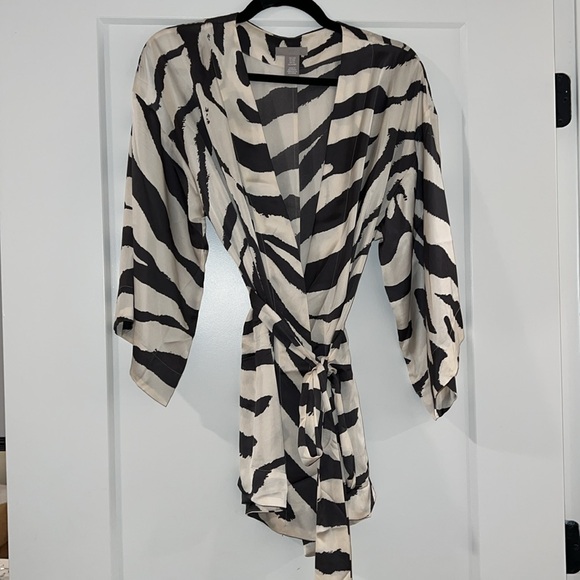 Patterned Wrap Front Blouse - Picture 4 of 7